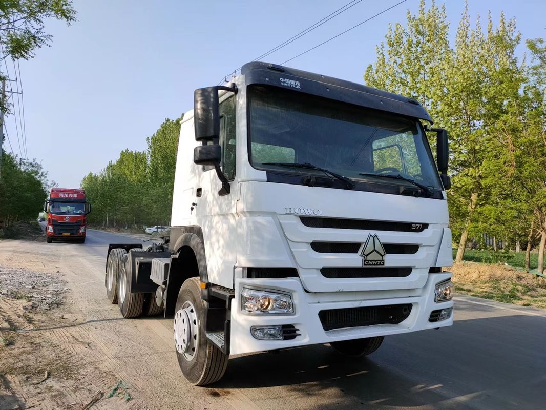 El tanque de combustible de 300Ltr Sinotruk Howo 6x4 camión tractor con tracción en todas las ruedas para beneficio