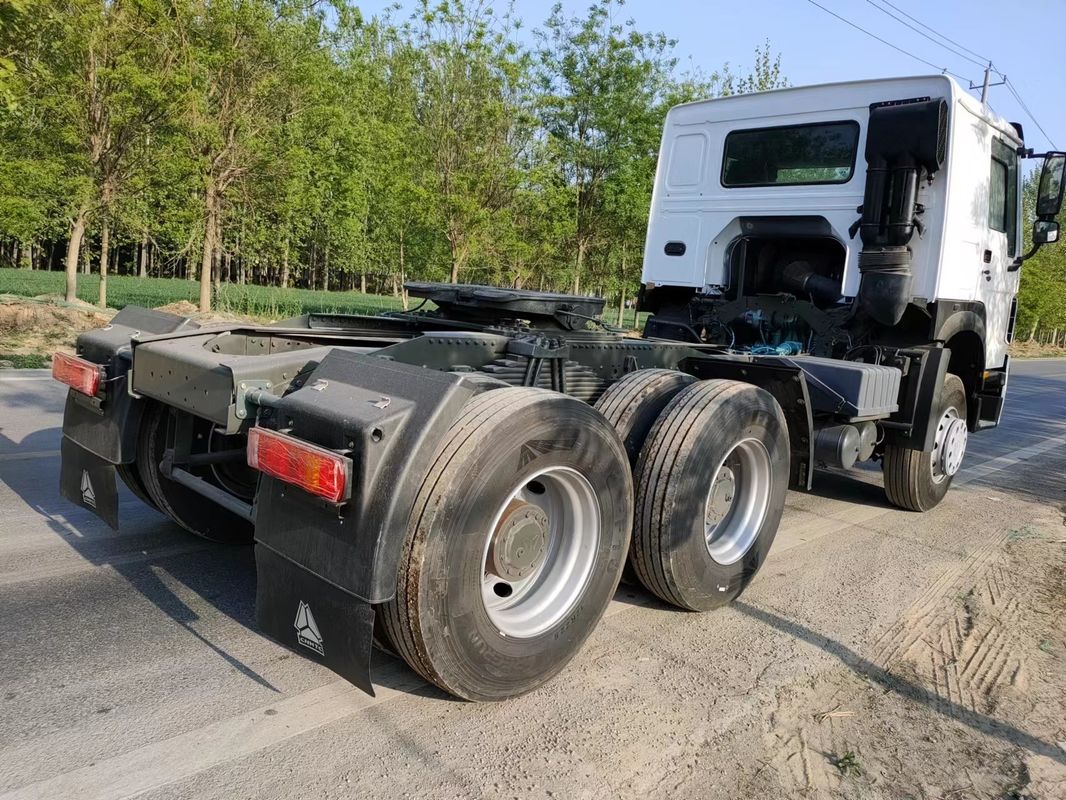 El tanque de combustible de 300Ltr Sinotruk Howo 6x4 camión tractor con tracción en todas las ruedas para beneficio