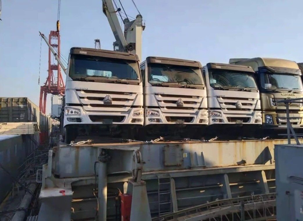 El tanque de combustible de 300Ltr Sinotruk Howo 6x4 camión tractor con tracción en todas las ruedas para beneficio
