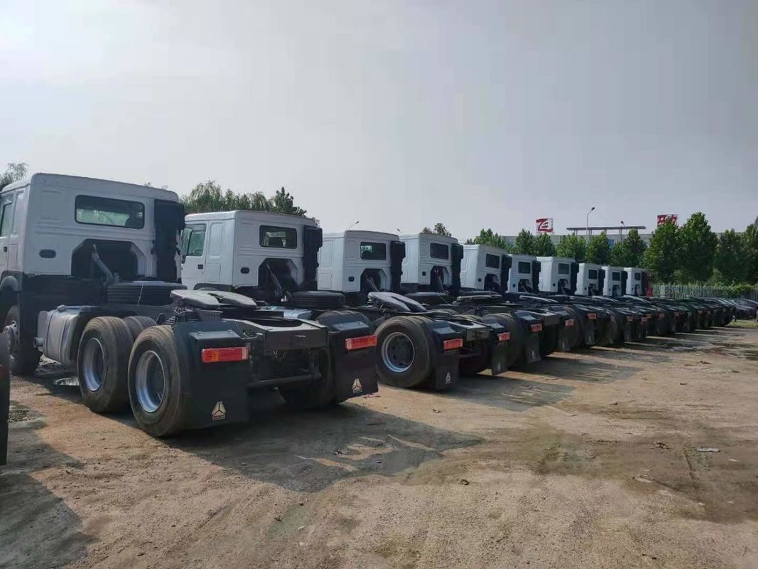 El tanque de combustible de 300Ltr Sinotruk Howo 6x4 camión tractor con tracción en todas las ruedas para beneficio
