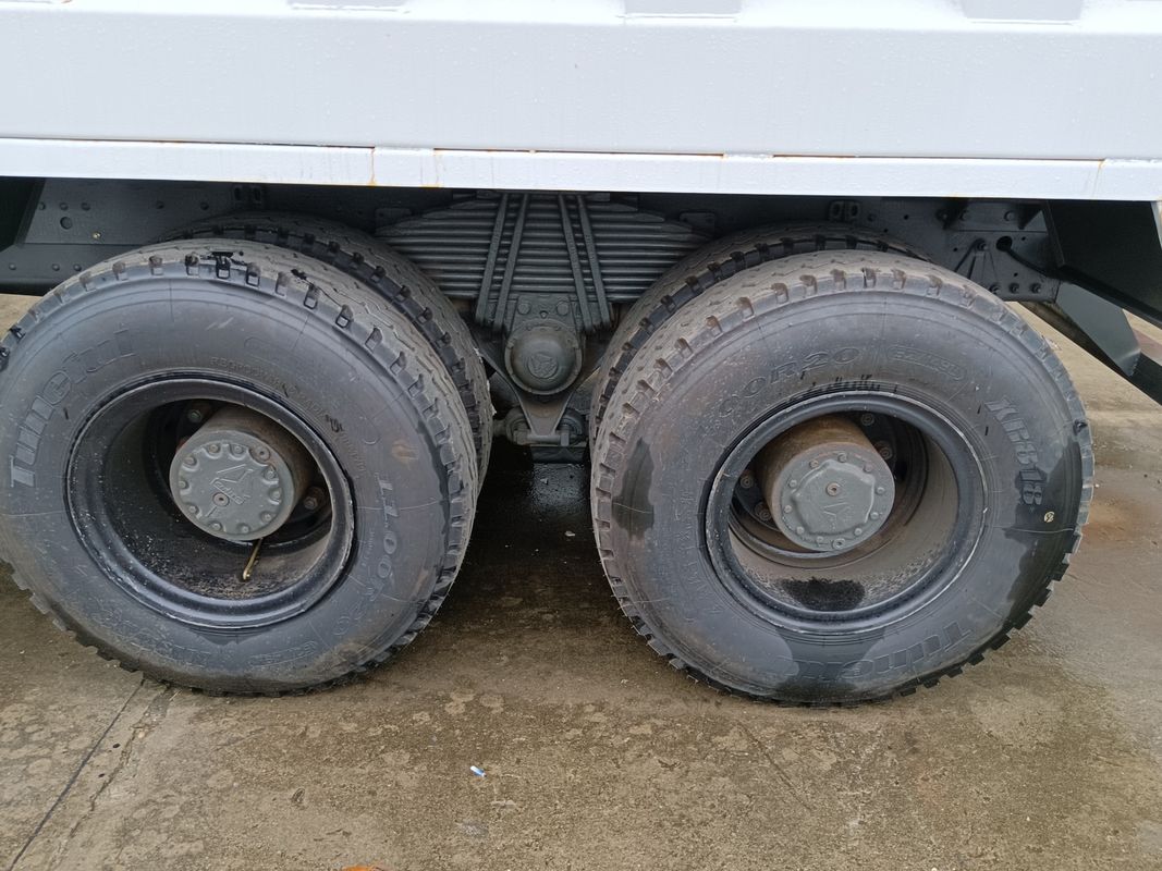 Sinotruk Howo 6*4 de segunda mano con motor WEICHAI y buena dimensión del tanque de carga