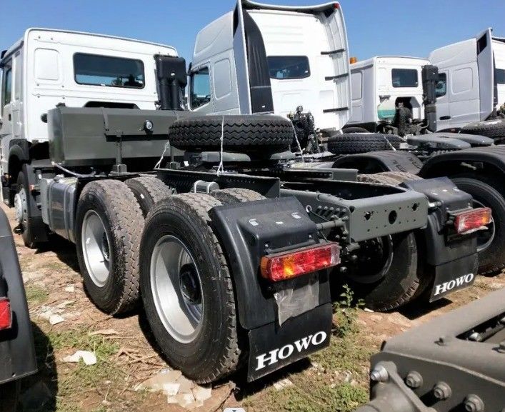 Potente Cummins 400hp Dirección izquierda 10 neumáticos 6x4 Sinotruk Hohan cabeza camión tractor
