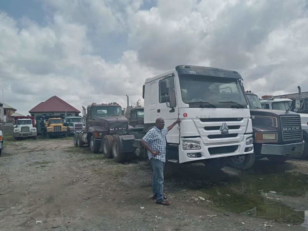 Alto estándar renovado HOWO76 Cabina 25000kg camión de carga 6 * 4 para el rendimiento