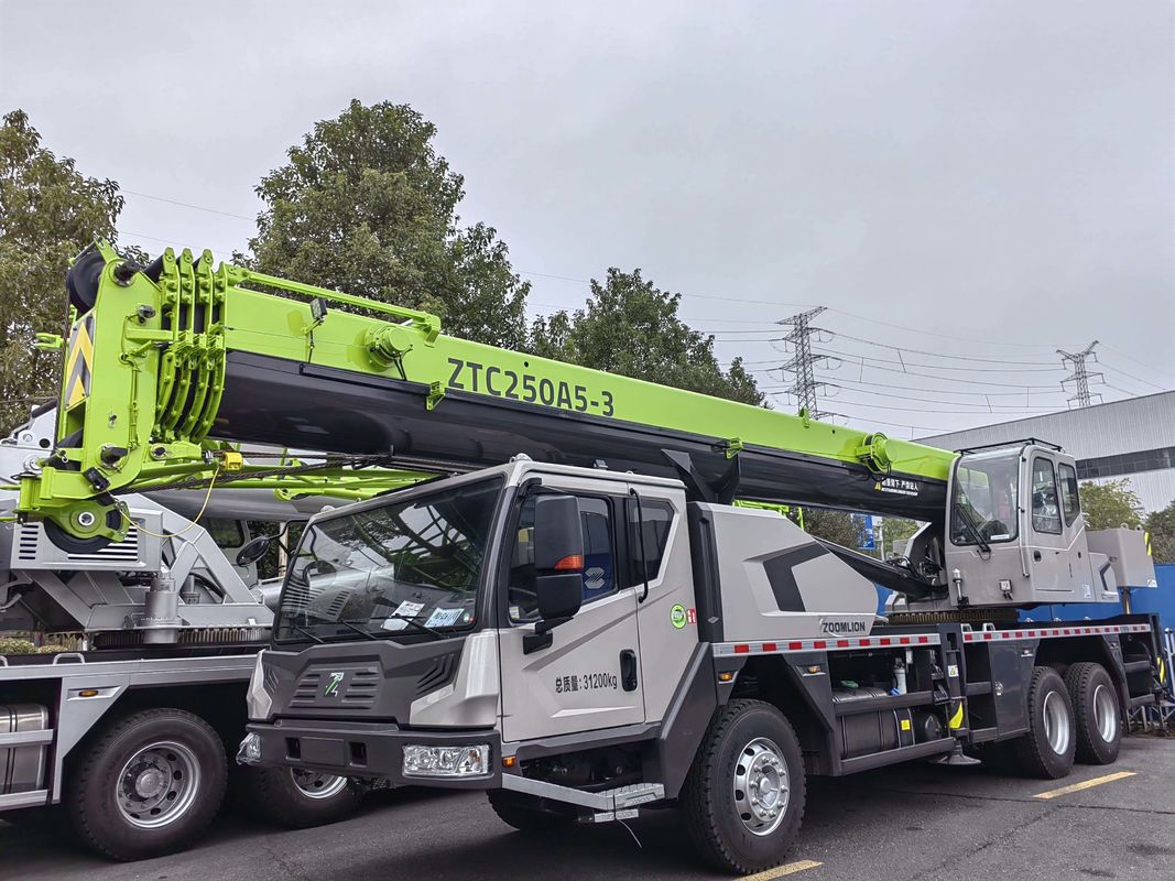 Grúa móvil de 25 toneladas Grúa de camión Zoomlion en buenas condiciones con 2001-4000 horas de trabajo