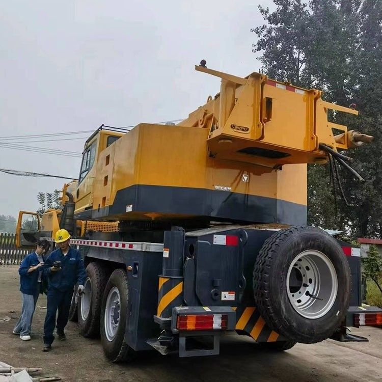 Granas móviles de 100 toneladas Granas de elevación de camiones usadas con velocidad máxima de operación de 75 km/h