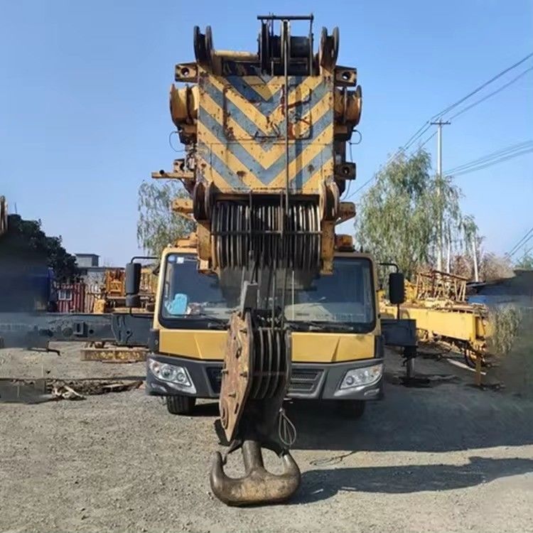Camión grúa telescópica de todo terreno de 400 toneladas QAY400 para elevación de bienes de construcción al aire libre