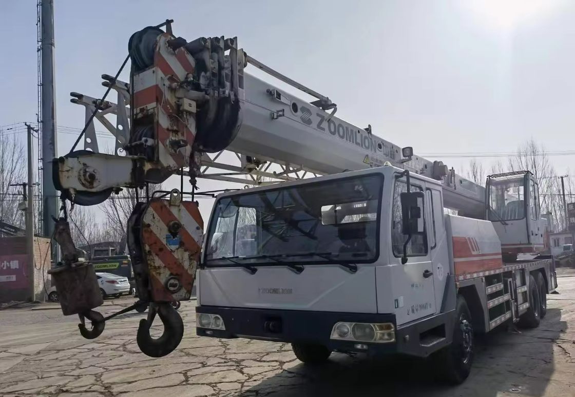 37% Grado máximo de escalada grúa de camión móvil de 50 toneladas QY25V Zoomlion grúa de camión usado