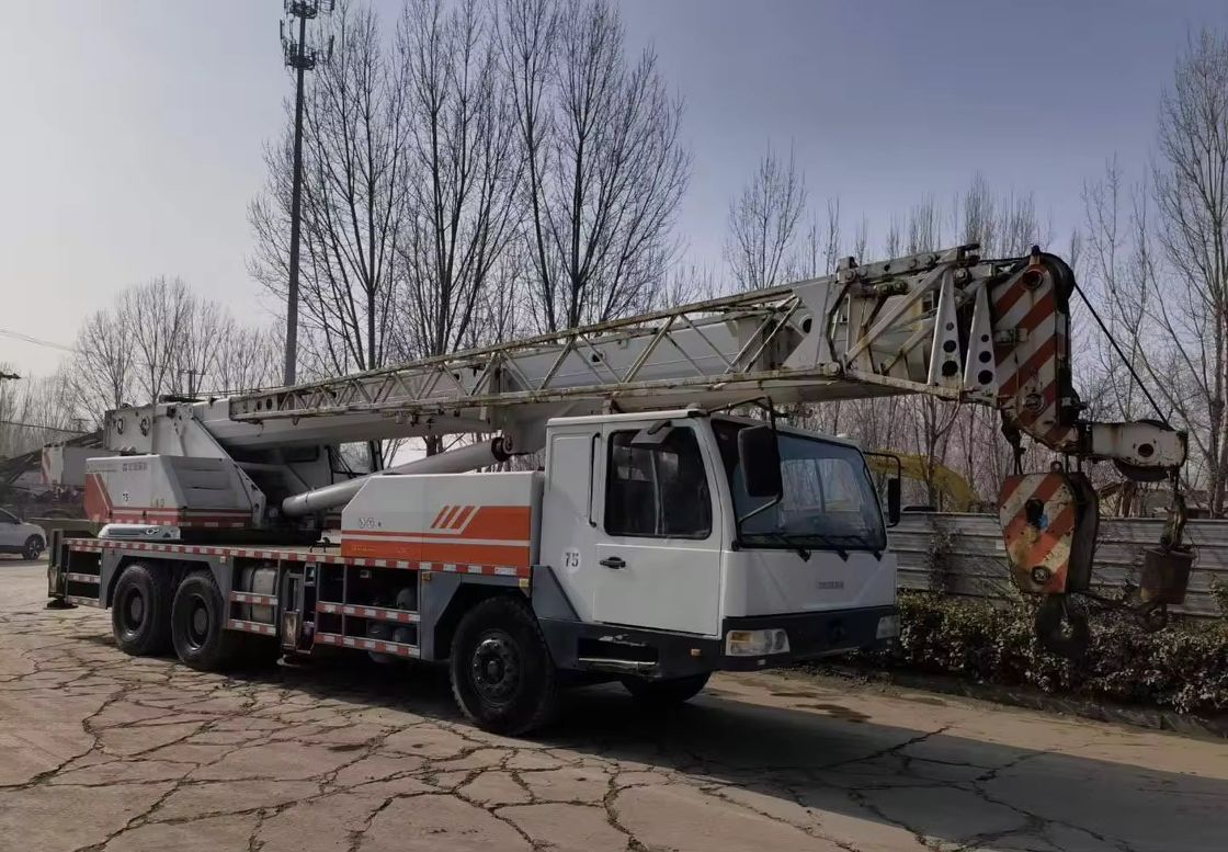 37% Grado máximo de escalada grúa de camión móvil de 50 toneladas QY25V Zoomlion grúa de camión usado