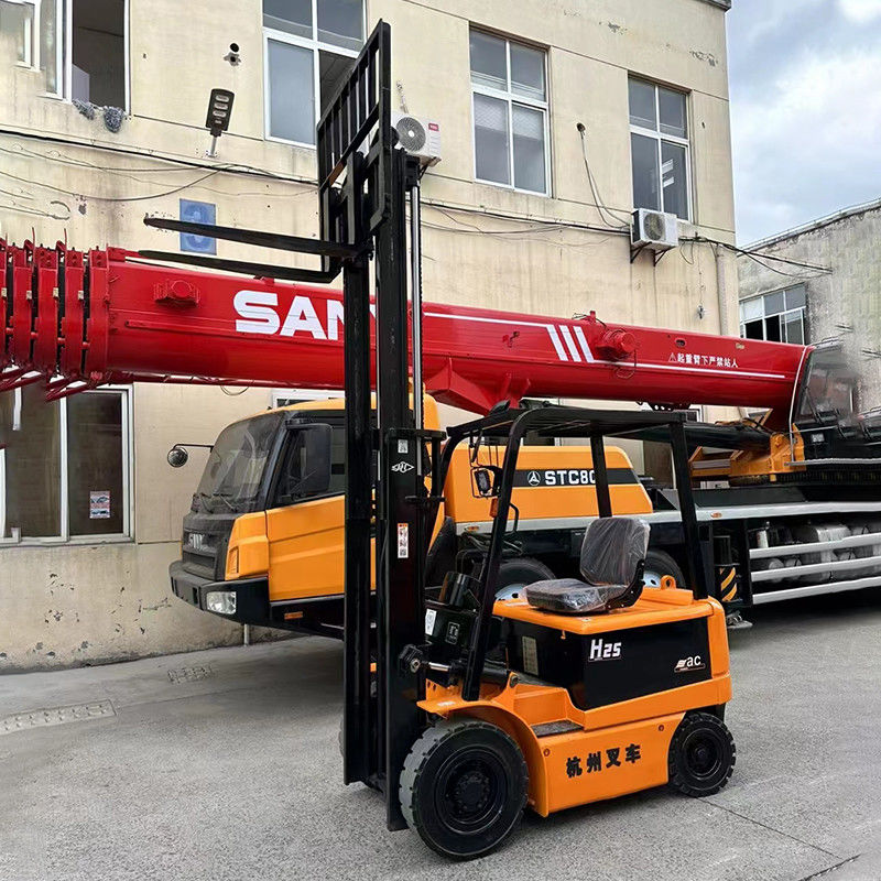 Camioneta eléctrica 4x4 de 2 toneladas Usada con neumáticos para todo terreno antideslizantes y horquilla longitud 1070 mm