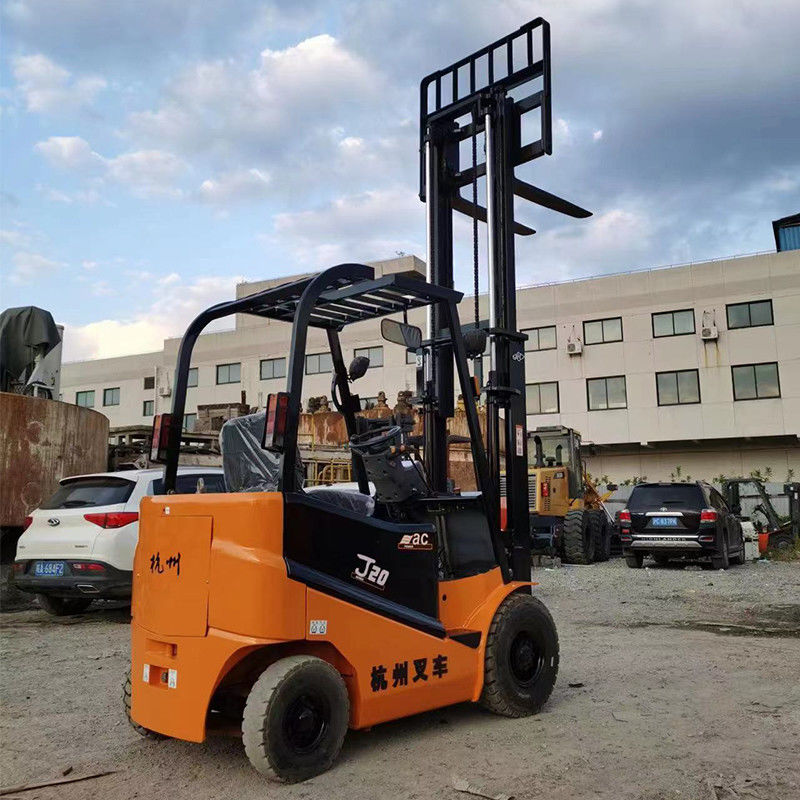 Camioneta eléctrica 4x4 de 2 toneladas Usada con neumáticos para todo terreno antideslizantes y horquilla longitud 1070 mm
