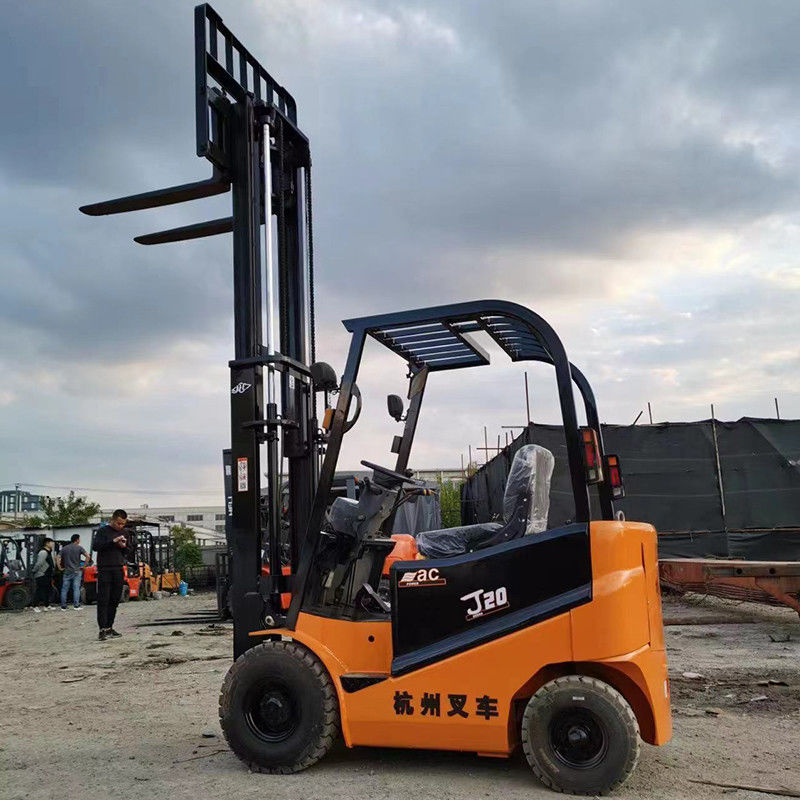 Camioneta eléctrica 4x4 de 2 toneladas Usada con neumáticos para todo terreno antideslizantes y horquilla longitud 1070 mm