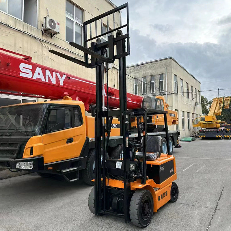 Camioneta eléctrica 4x4 de 2 toneladas Usada con neumáticos para todo terreno antideslizantes y horquilla longitud 1070 mm