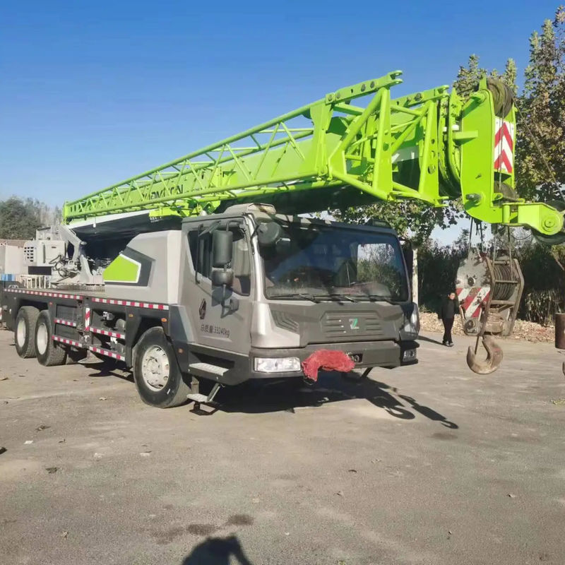 Buena grúa de camión Zoomlion de 25 toneladas con diseño verde y velocidad máxima de operación de 80 km/h