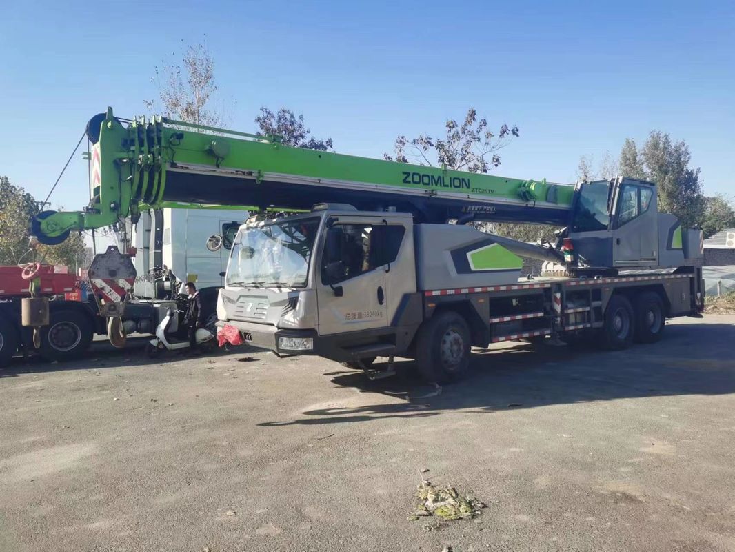 Buena grúa de camión Zoomlion de 25 toneladas con diseño verde y velocidad máxima de operación de 80 km/h