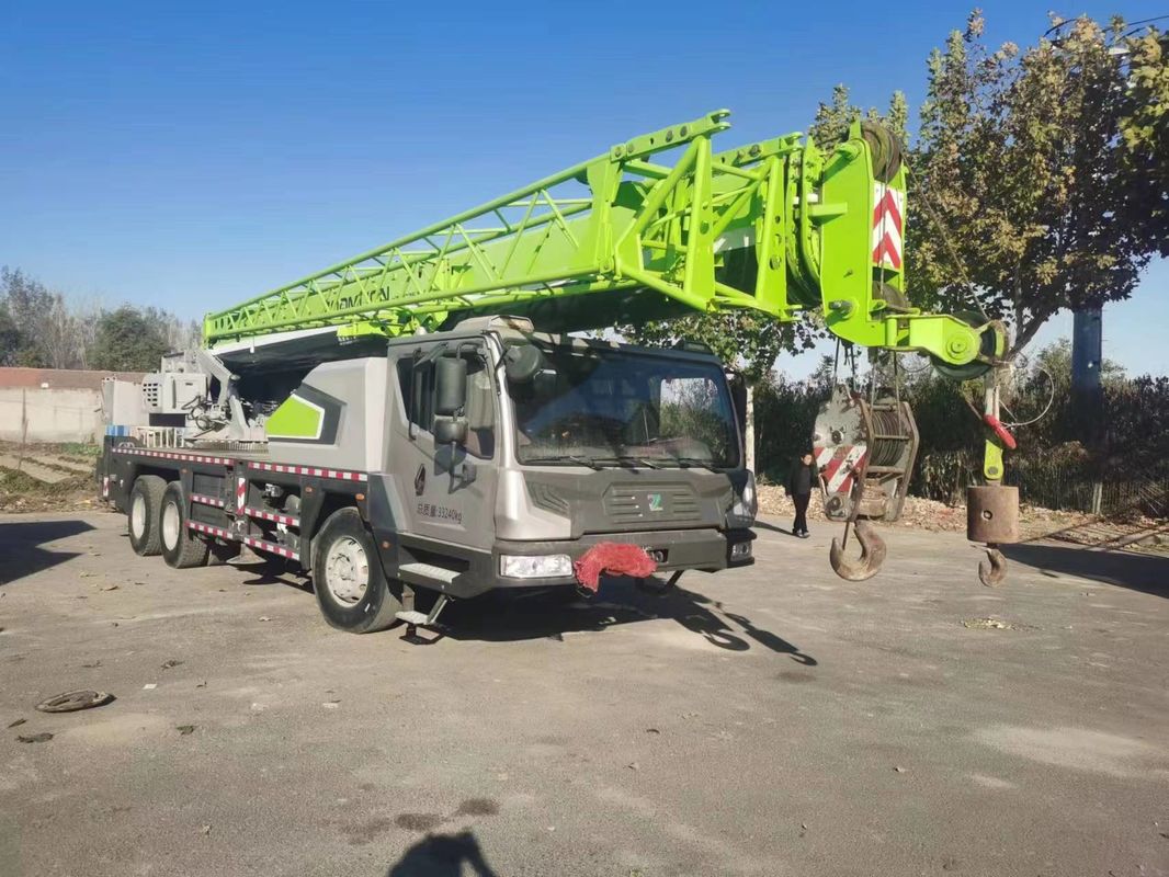 Buena grúa de camión Zoomlion de 25 toneladas con diseño verde y velocidad máxima de operación de 80 km/h