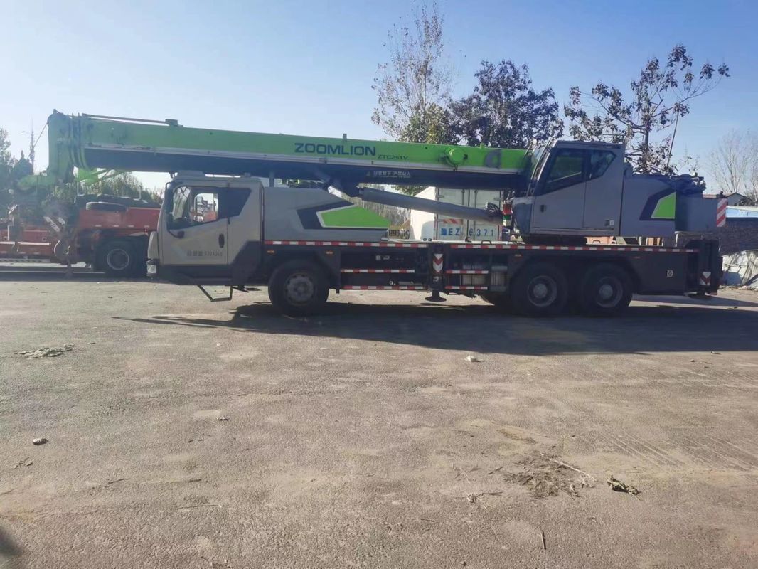 Buena grúa de camión Zoomlion de 25 toneladas con diseño verde y velocidad máxima de operación de 80 km/h