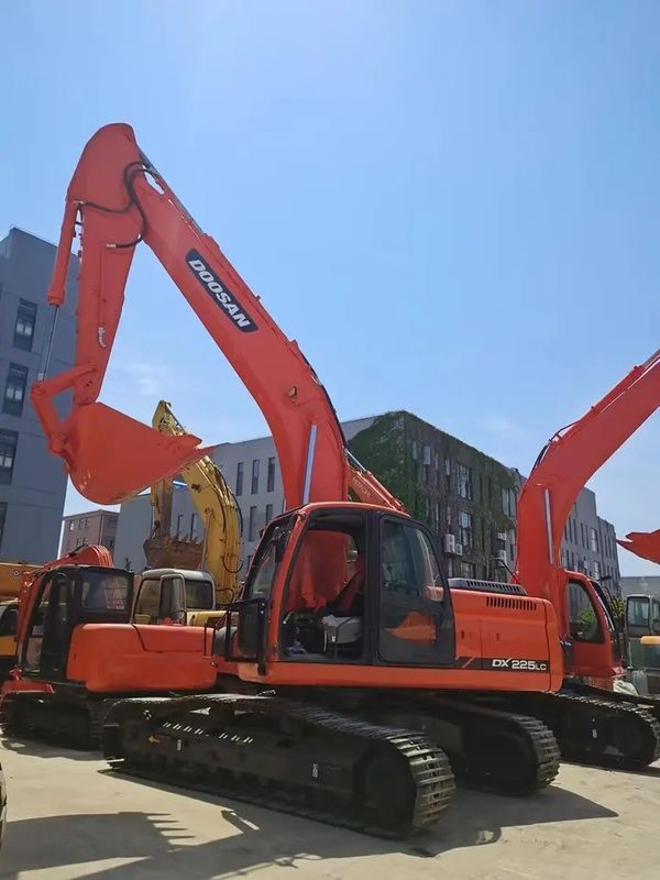 Radio máximo de excavación 10705 mm 110 kw En buen estado Excavadora Doosan DX225 LC Crawler Digger