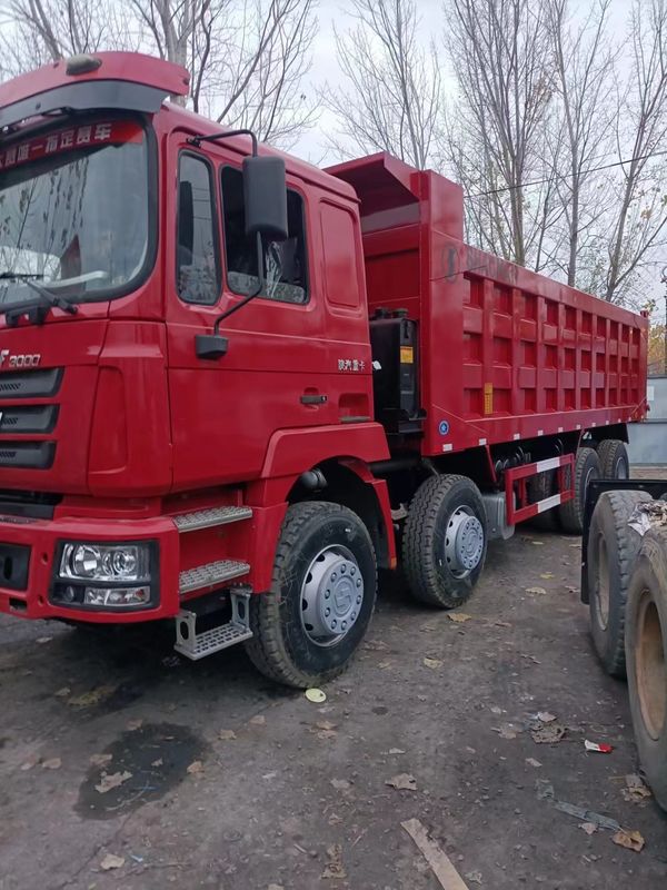 Shacman F3000 8x4 camión de remate con tanque de carga dimensiones de 7600 X 2300 X 1500 mm