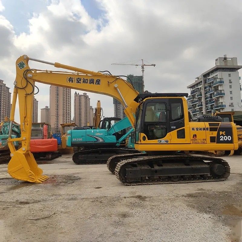 Excavadora Komatsu PC200-8 de segunda mano en color original con cilindro hidráulico