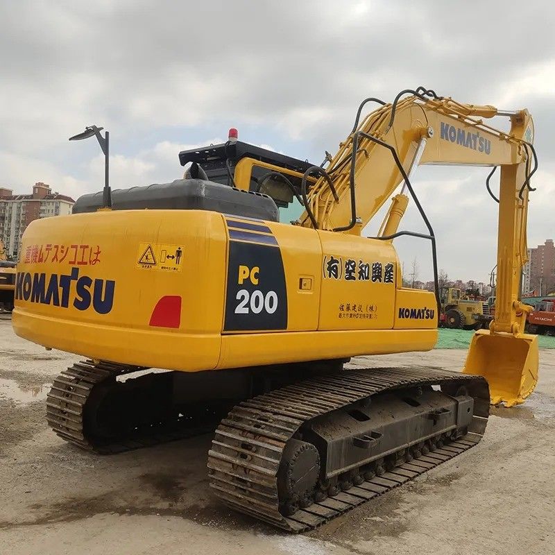 Excavadora Komatsu PC200-8 de segunda mano en color original con cilindro hidráulico