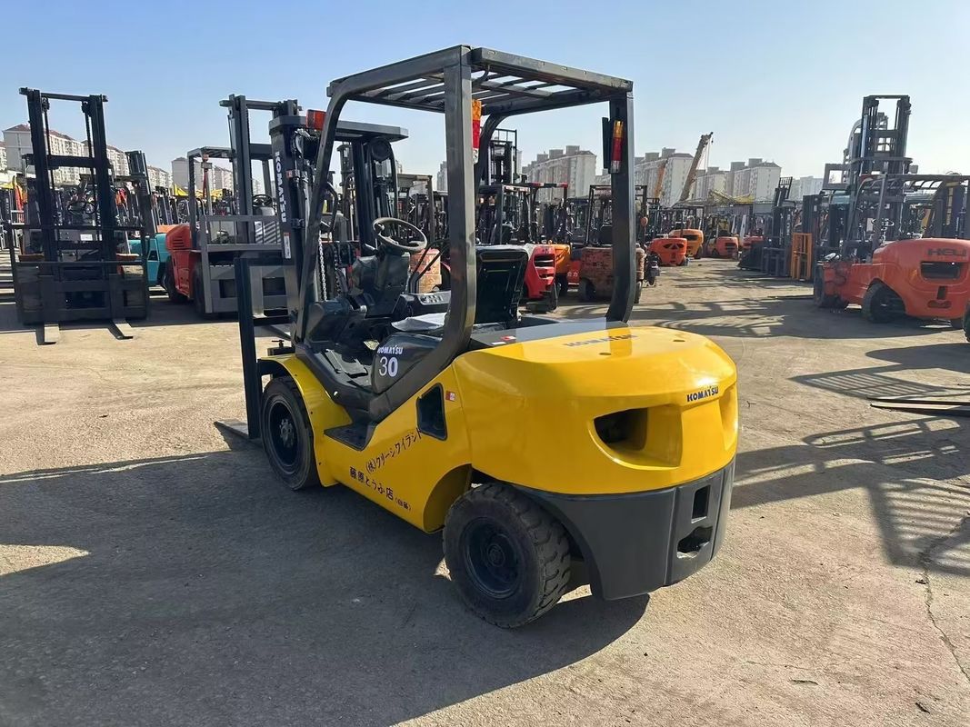 Mini carretilla elevadora japonesa Komatsu FD30 3T con motor diesel de bajo consumo de combustible