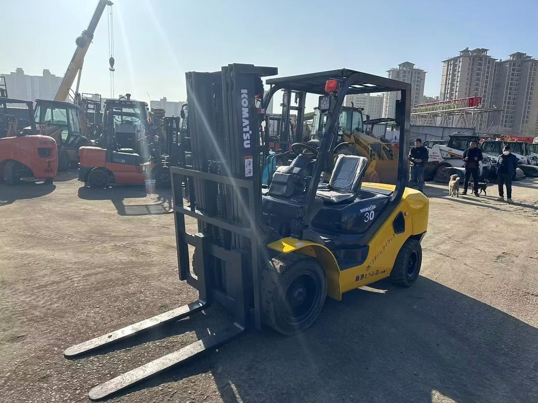 Mini carretilla elevadora japonesa Komatsu FD30 3T con motor diesel de bajo consumo de combustible