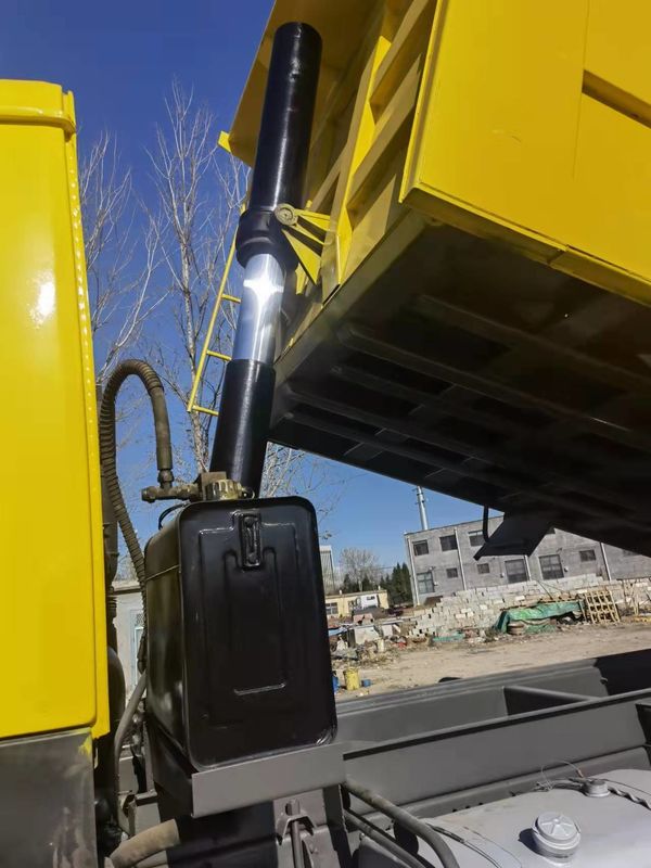 Utilizado Howo 6x4 Camión con tirador Camión de descarga Euro 2 de emisiones Estándar de carga Tanque de longitud ≥ 8m