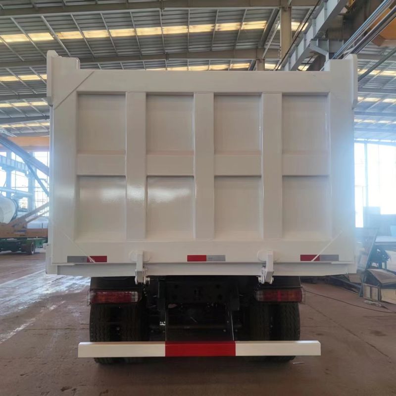 Howo 8x4 LHD Dump Tipper Truck con un par máximo de 500-1000Nm y una capacidad del motor de 6-8L