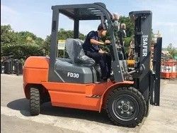 Camión elevador diésel FD30 con peso de 4300 kg y anchura de horquilla de 125 mm impulsado por motor Isuzu