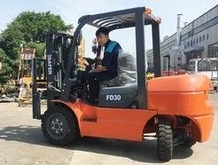 Camión elevador diésel FD30 con peso de 4300 kg y anchura de horquilla de 125 mm impulsado por motor Isuzu