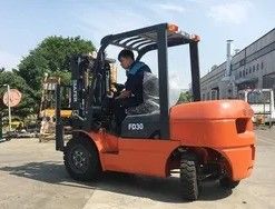 Camión elevador diésel FD30 con peso de 4300 kg y anchura de horquilla de 125 mm impulsado por motor Isuzu