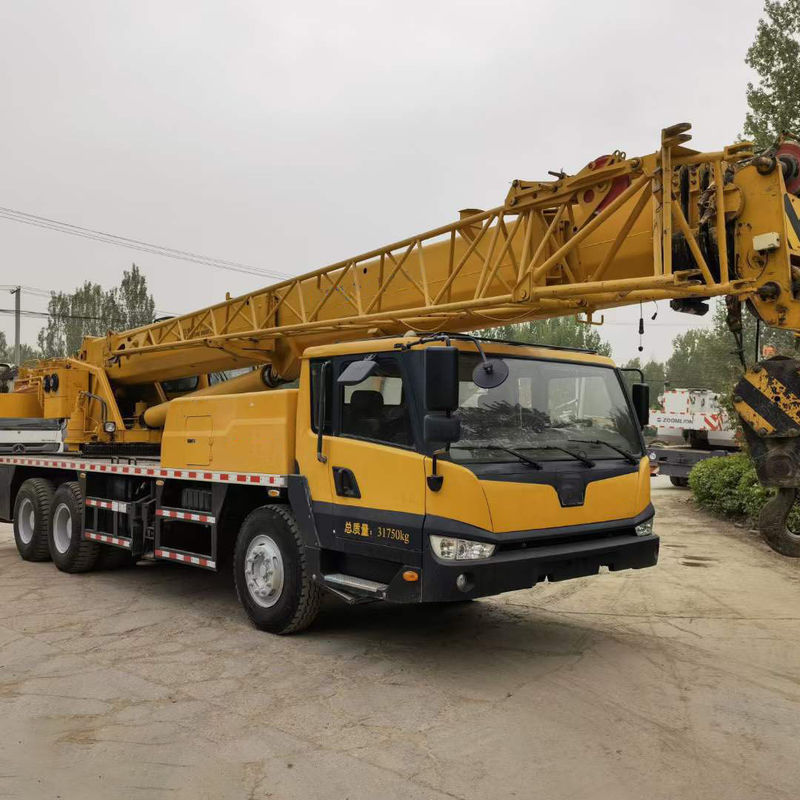 Grúa de camión de 70 toneladas usada con altura máxima de elevación de 12,4M-70M y en buenas condiciones