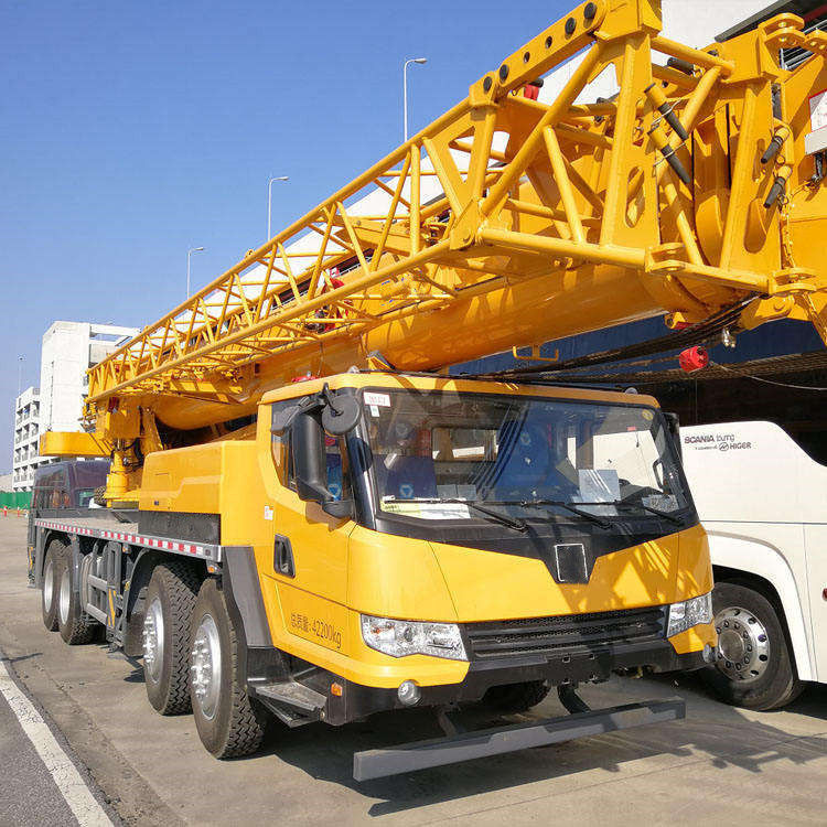 Grúa de camión de 70 toneladas usada con altura máxima de elevación de 12,4M-70M y en buenas condiciones