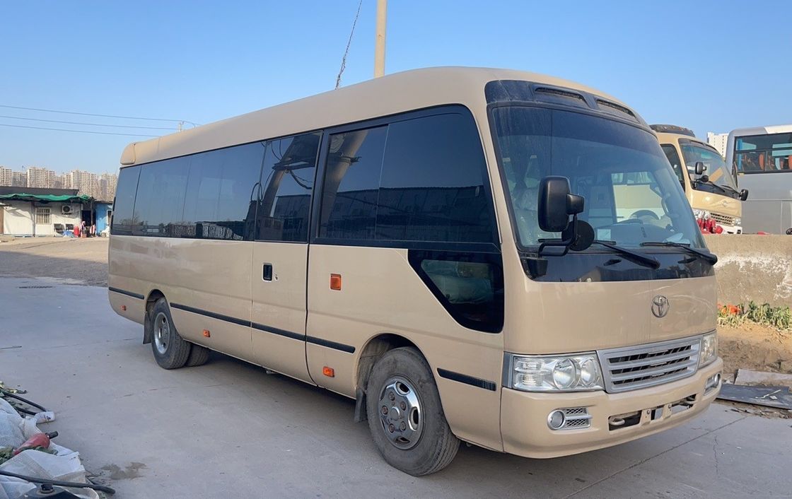 Autobús de lujo de 30 asientos Toyo Ta Coaster con potencia máxima de 113/5200kw y emisiones EURO 3