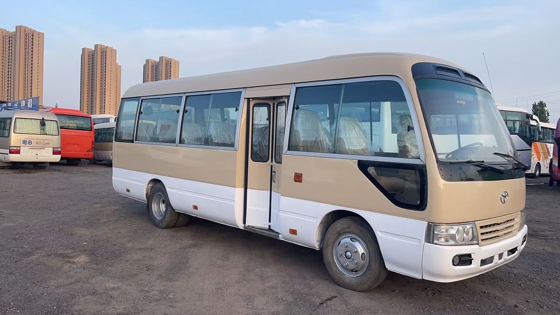 Autobús de lujo de 30 asientos Toyo Ta Coaster con potencia máxima de 113/5200kw y emisiones EURO 3