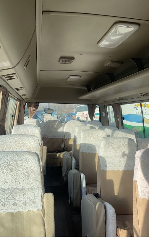 Autobús de lujo de 30 asientos Toyo Ta Coaster con potencia máxima de 113/5200kw y emisiones EURO 3