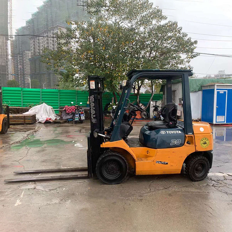 Motor diesel Japón Toyota usó una carretilla elevadora triplex de 3 toneladas para manejar materiales en el almacén
