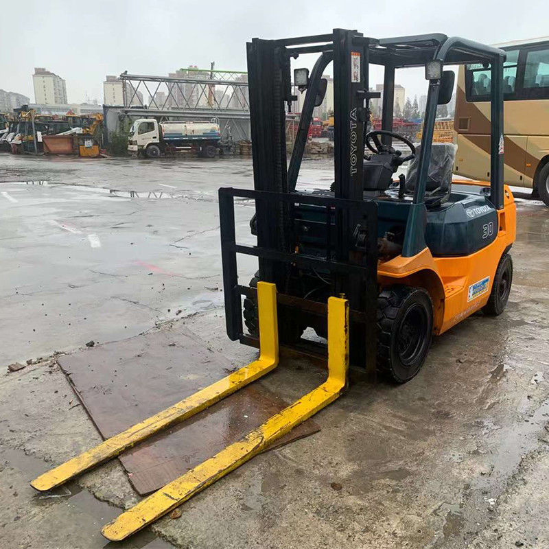 Motor diesel Japón Toyota usó una carretilla elevadora triplex de 3 toneladas para manejar materiales en el almacén