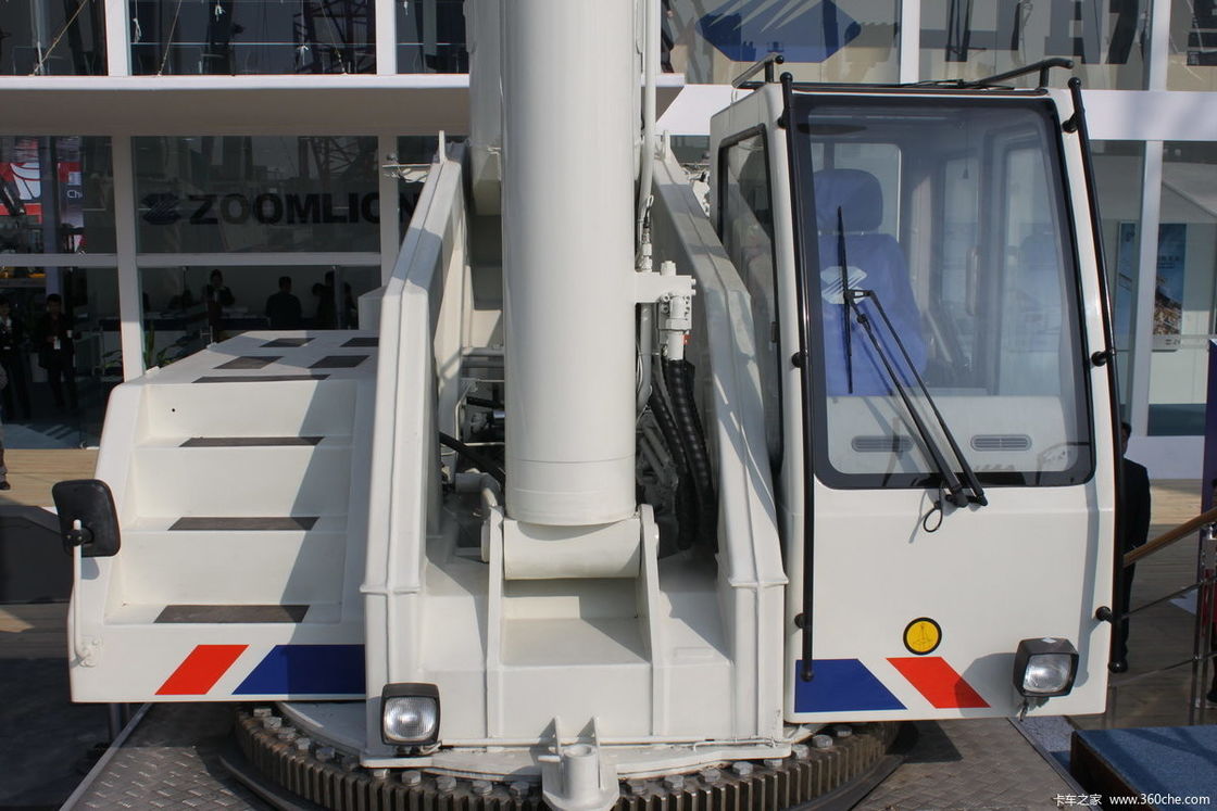 80 toneladas Máquina de grúa usada Zoomlion Camión de grúa x3000 Equipo de elevación para el mercado de los emiratos árabes