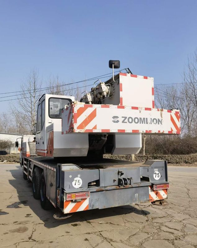 Camión de grúa Zoomlion usado de 80 toneladas x3000 Max. Alturas de elevación 42.3M Horas de trabajo 2001-4000