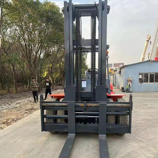 Elevadora elevadora diesel de 12 toneladas La solución perfecta para el manejo de materiales pesados