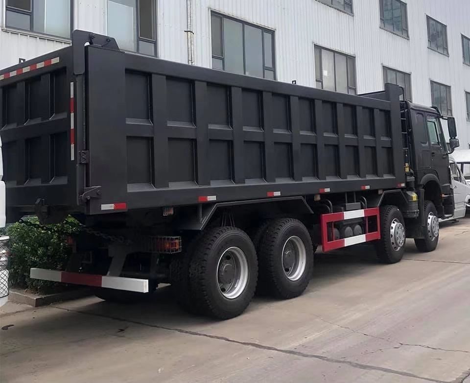 Utilizado Howo 8x4 12 ruedas 24 30 metros cúbicos 35 toneladas 40 toneladas camión de tirador camión de descarga diesel para el transporte de piedra de arena