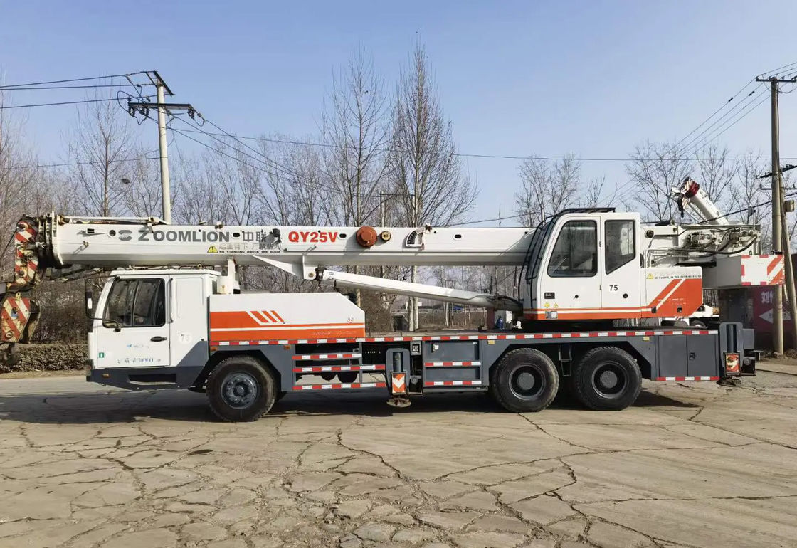 Grúa de camión de 20 toneladas con torque de elevación nominal máximo de 980KN.m en QY25V y color blanco