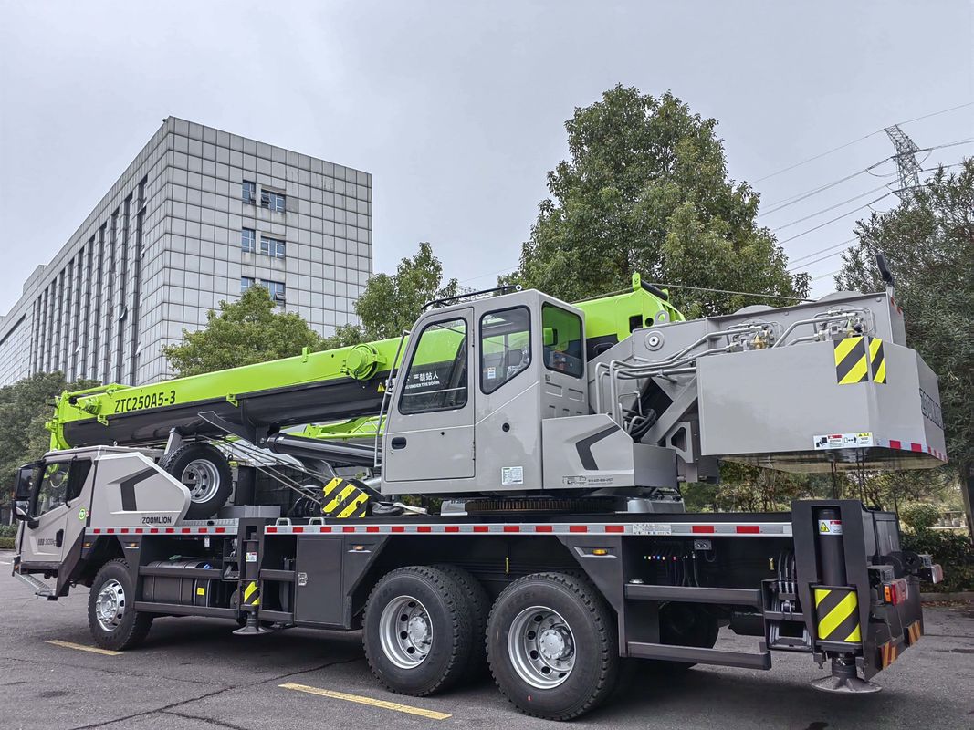 Max. Alturas de elevación de 39m 25 toneladas usadas Zoomlion grúa de camión ZTC250A para tareas pesadas