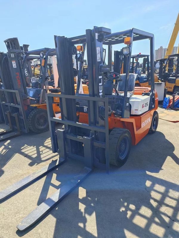 Camión elevador diésel limpio y potente de 2,5 toneladas para el transporte de carga en granjas