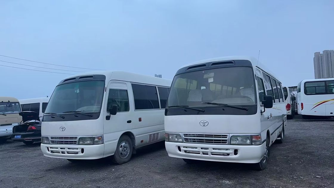 Autobús Toyota de montaña rusa con neumáticos 9.00R20 y capacidad del motor de 4L