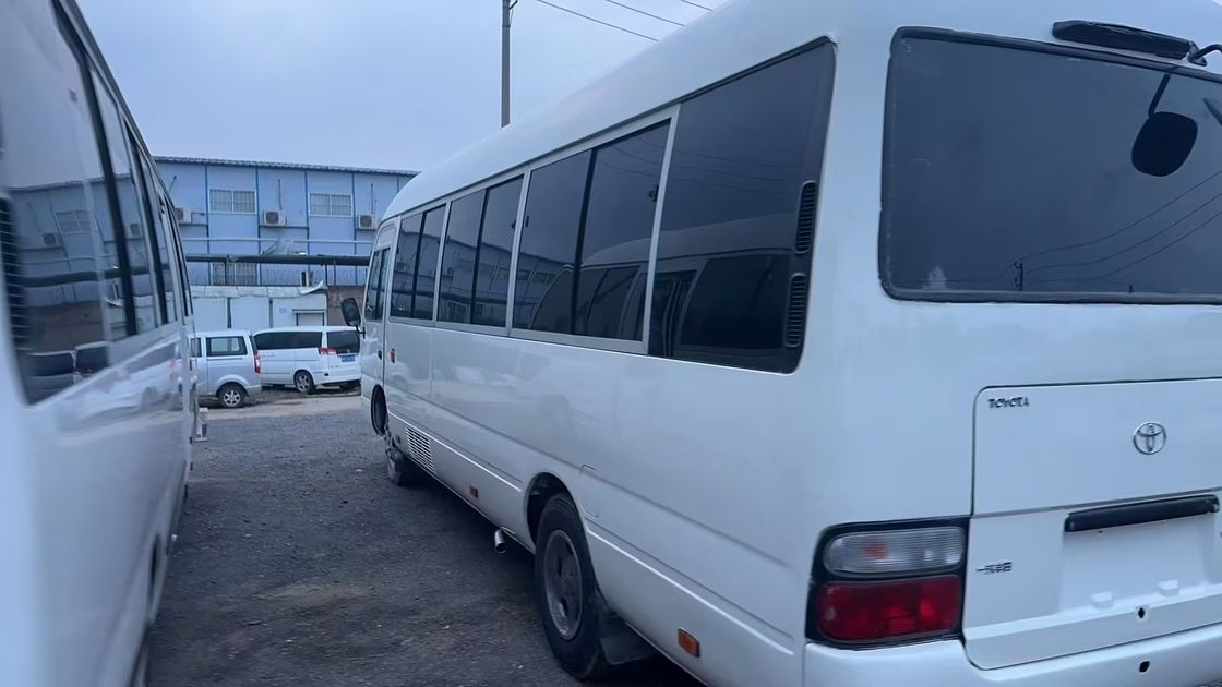 Autobús Toyota de montaña rusa con neumáticos 9.00R20 y capacidad del motor de 4L