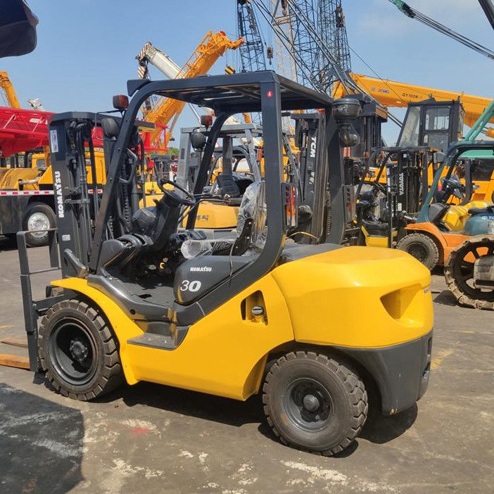 Elevadores de horquilla Komatsu automáticos usados de 3 toneladas FD30 diesel con potencia del motor de 48 KW