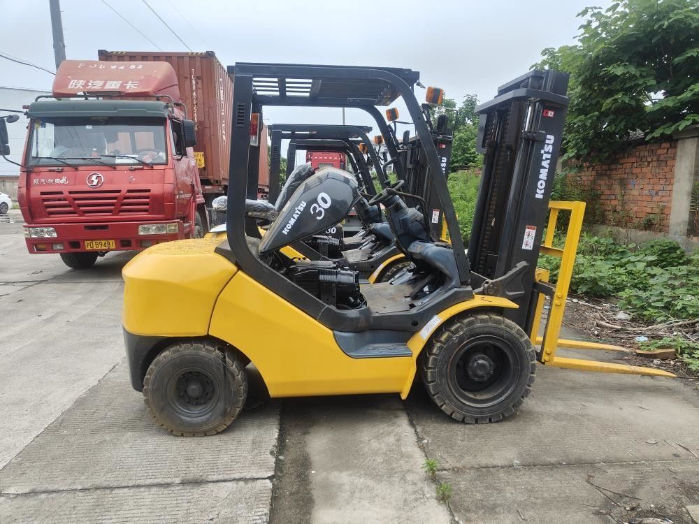 Elevadores de horquilla Komatsu automáticos usados de 3 toneladas FD30 diesel con potencia del motor de 48 KW
