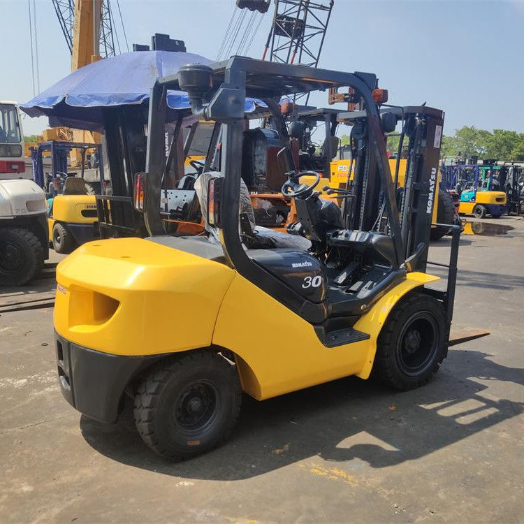 3000 kg Herramientas de elevación en buen estado Elevadora de horquilla Komatsu para sus operaciones comerciales